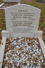 1966 Grafsteen Alberdina Diederika Bergvelt en Johannes Frederik Adriaan Pieterse [begraafplaats Westerveld, Driehuis]